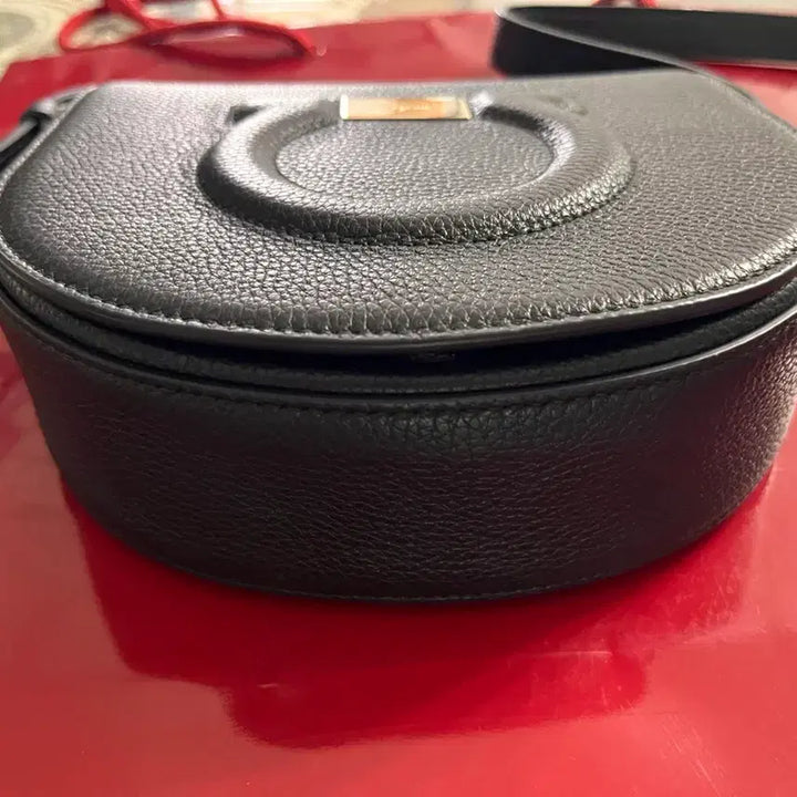 [BUNJANG] Salvatore Ferragamo Gancini Leather Shoulder Bag Black / 페라가모 간치니 숄더백 블랙