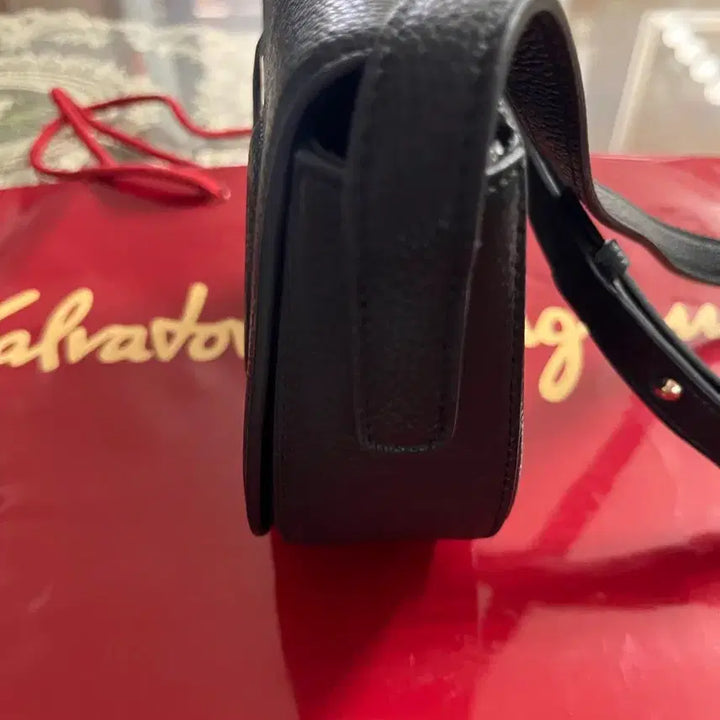 [BUNJANG] Salvatore Ferragamo Gancini Leather Shoulder Bag Black / 페라가모 간치니 숄더백 블랙