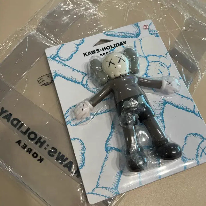 [BUNJANG] KAWS Holiday Korea Figure + Tote Bag Set / 카우스 홀리데이 코리아 피규어+토트백 세트