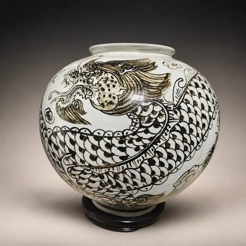 [BUNJANG] Baekgwang Pottery Buncheong Iron-Painted Five-Clawed Dragon Large Jar (33cm) / 백광도예 분청 철화 오족용  대호 도자기 33센치