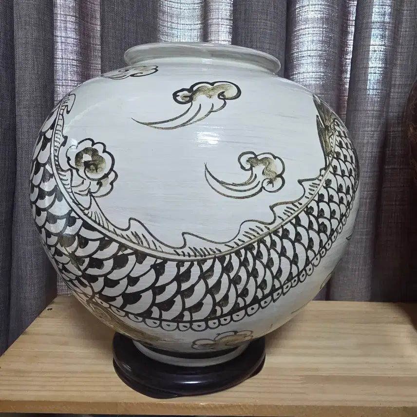 [BUNJANG] Baekgwang Pottery Buncheong Iron-Painted Five-Clawed Dragon Large Jar (33cm) / 백광도예 분청 철화 오족용  대호 도자기 33센치