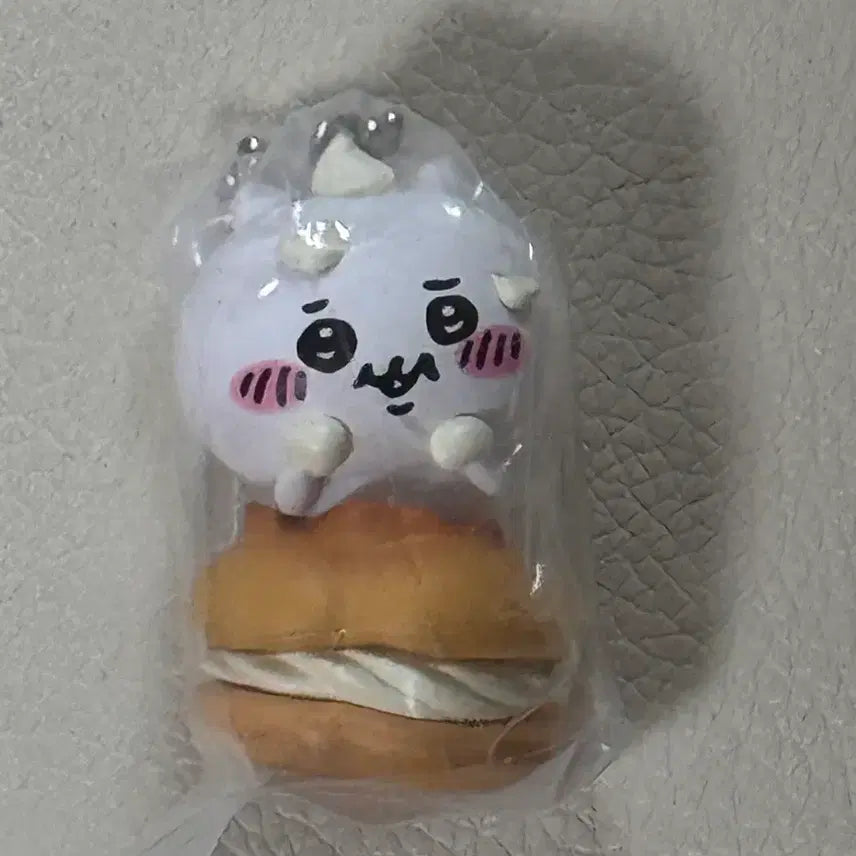 [BUNJANG] Chiikawa Tabemono Vol. 1 Cream Puff Keychain Gacha Figure / 치이카와 타베모노 1탄 슈크림 키링 가챠 피규어