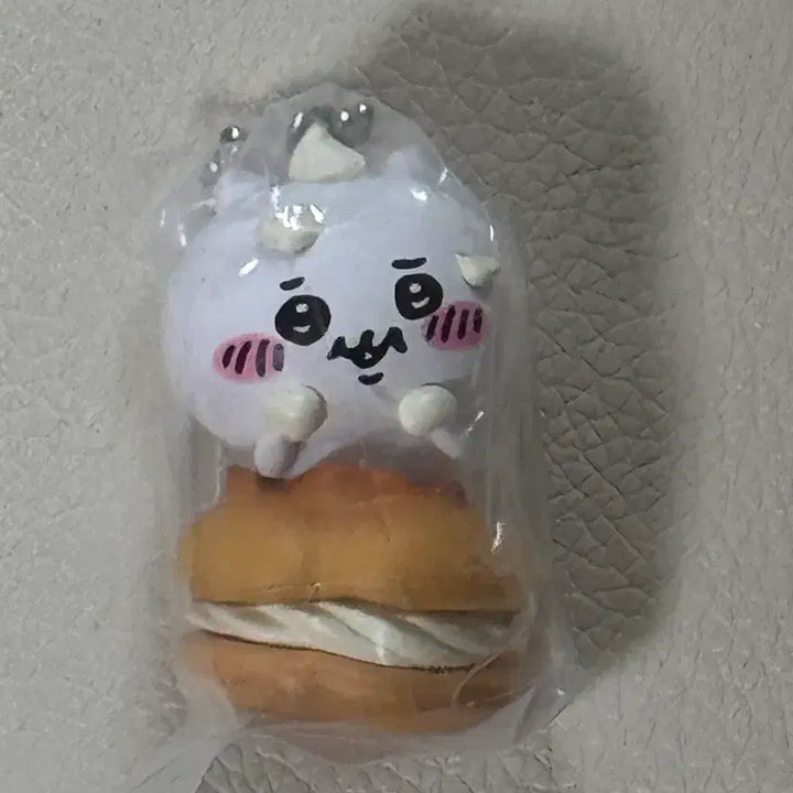 [BUNJANG] Chiikawa Tabemono Vol. 1 Cream Puff Keychain Gacha Figure / 치이카와 타베모노 1탄 슈크림 키링 가챠 피규어