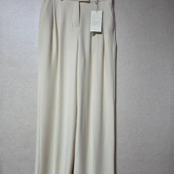 [BUNJANG] The AtG Wide Button Pin Tuck Slacks Ivory Size 55 / 더엣지 the AtG 슬랙스  55