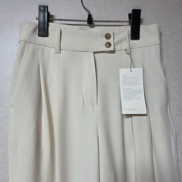 [BUNJANG] The AtG Wide Button Pin Tuck Slacks Ivory Size 55 / 더엣지 the AtG 슬랙스  55
