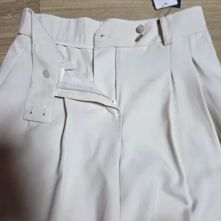 [BUNJANG] The AtG Wide Button Pin Tuck Slacks Ivory Size 55 / 더엣지 the AtG 슬랙스  55