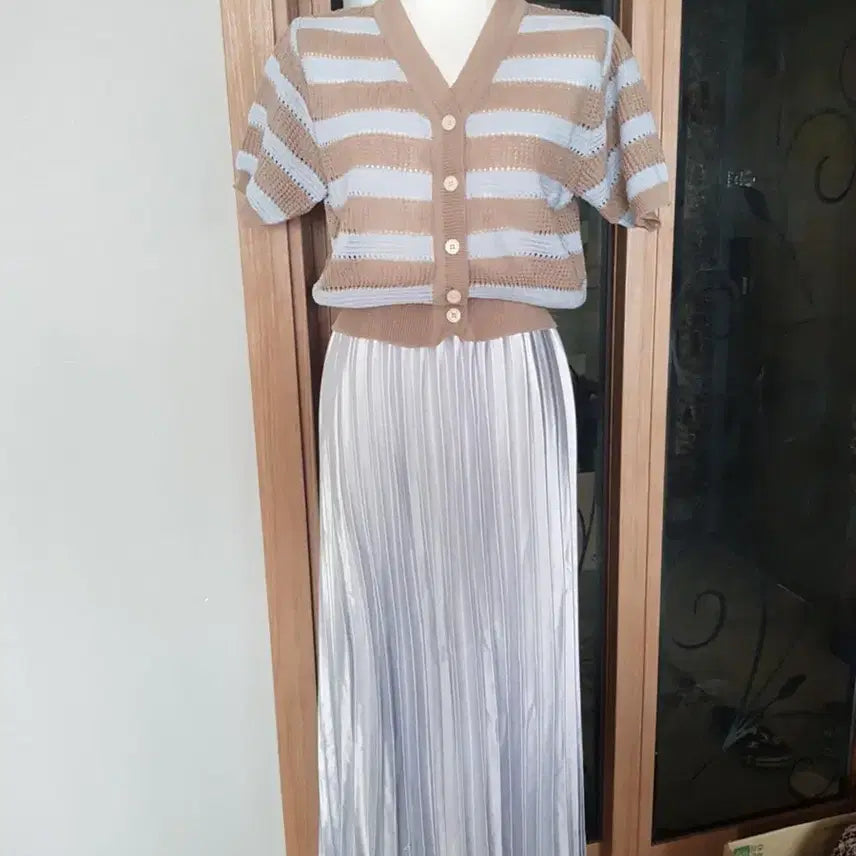 [BUNJANG] Knit Cardigan and Silver Pleated Skirt Set / 니트 가디건과 은색 플리츠 스커트 세트