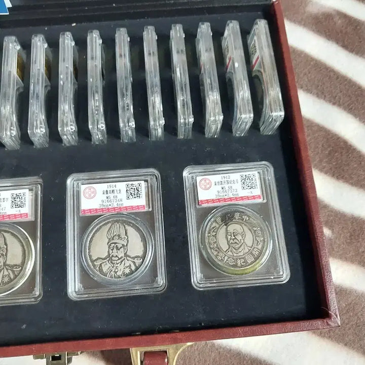 [BUNJANG] Chinese Modern Coin Collection Display Case with 20 Coins / 중국 근대 주화 세트 보관함총20개