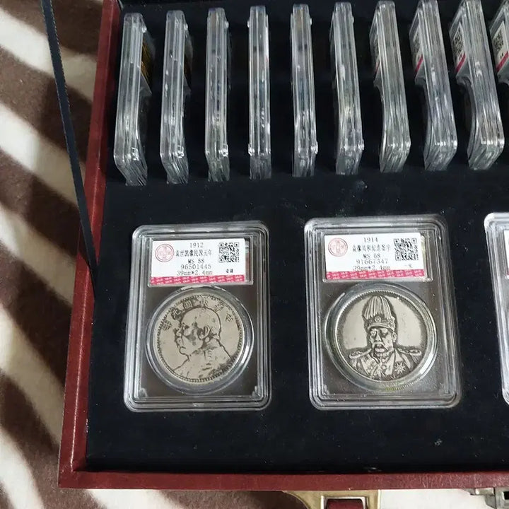 [BUNJANG] Chinese Modern Coin Collection Display Case with 20 Coins / 중국 근대 주화 세트 보관함총20개