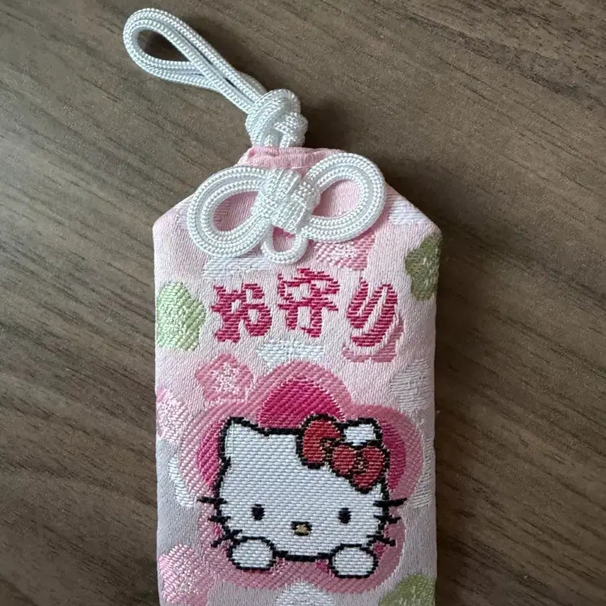 [BUNJANG] Hello Kitty Omamori Nishikitenmangu Shrine Osaka Japan / 헬로키티 오마모리 일본 오사카 니시키텐만구 오마모리 산리오 정품