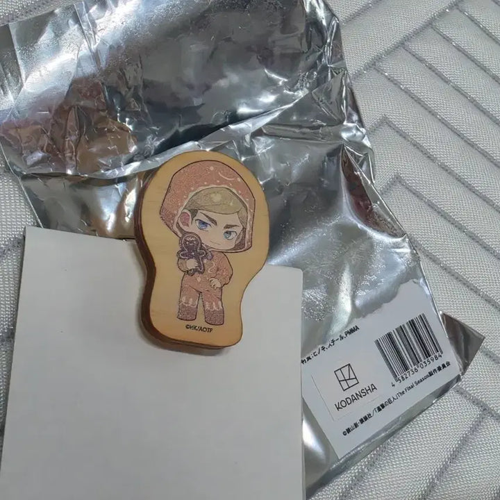 [BUNJANG] Attack on Titan Erwin Wooden Badge / [새상품] 진격의 거인 엘빈 트레이딩 목재 뱃지