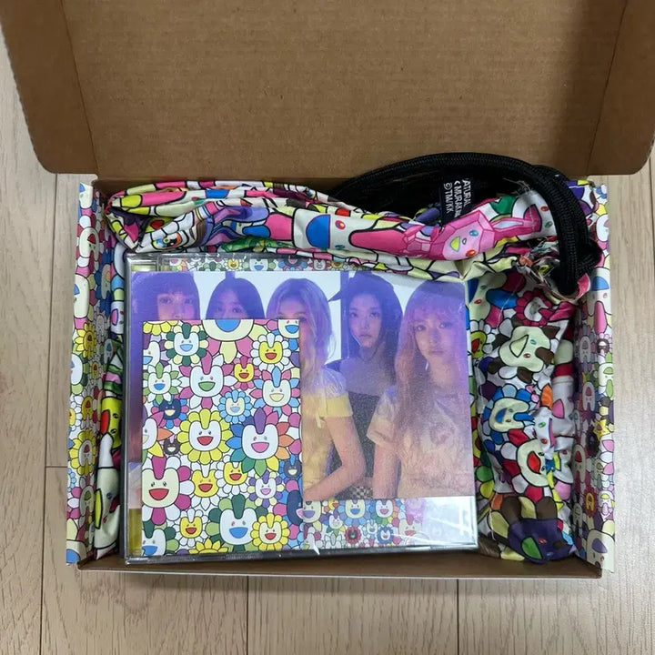 [BUNJANG] NewJeans Murakami Takashi Collaboration Bag Album / 뉴진스 Supernatural 무라카미 타카시 콜라보 가방 앨범