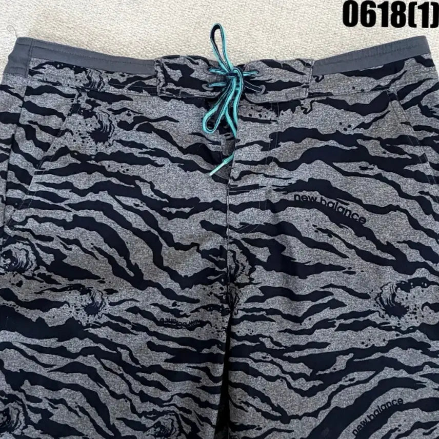 [BUNJANG] New Balance Tiger Pattern Board Shorts - Size L / 뉴발란스 타이거 패턴 보드숏 팬츠 L