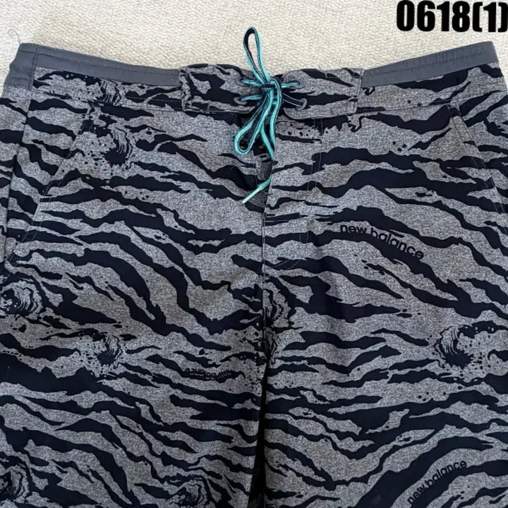 [BUNJANG] New Balance Tiger Pattern Board Shorts - Size L / 뉴발란스 타이거 패턴 보드숏 팬츠 L