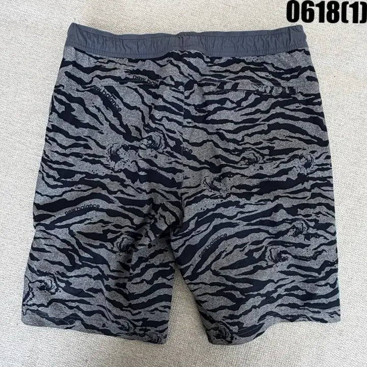 [BUNJANG] New Balance Tiger Pattern Board Shorts - Size L / 뉴발란스 타이거 패턴 보드숏 팬츠 L