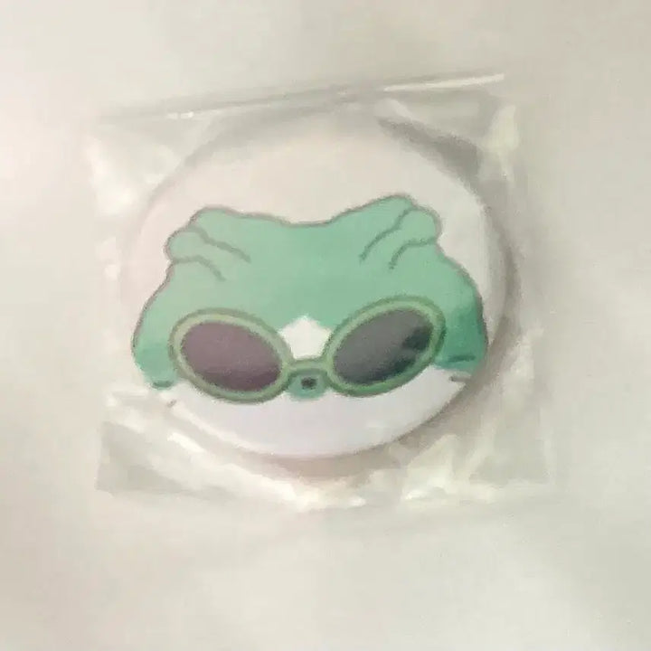 [BUNJANG] Cat Cafe Artist "Wegzher" Holographic Pin Badge / 다꾸 용품 고양이 다방 작가님 핀 뱃지 왹져 홀로그램