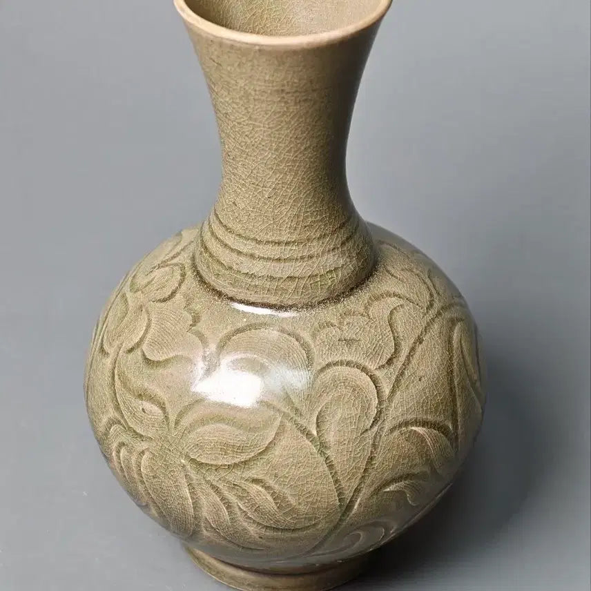 [BUNJANG] Yoju Kiln Celadon Vase with Engraved Vine Motifs, Tang Dynasty to Five Dynasties Period / [진품] 당대~오대 출토품 요주요과 음각 당초문 청자 병 중국도자기