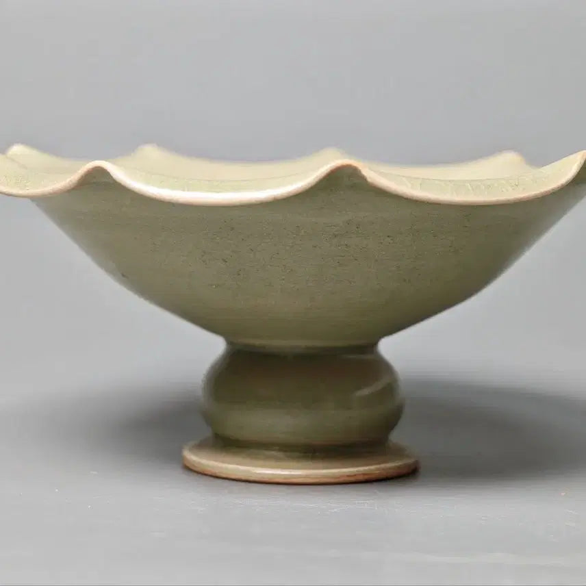 [BUNJANG] Authentic Northern Song Dynasty Yaozhou Kiln Celadon High-Footed Bowl with Lotus Scroll Motif / [진품] 북송 출토품 요주요과 연판화문 고족완 중국도자기 골동품 수집품