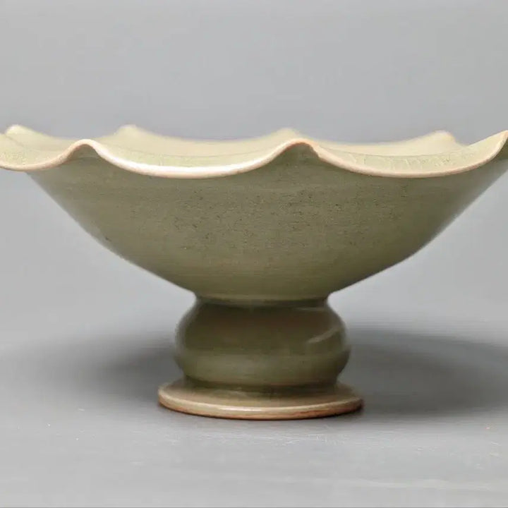 [BUNJANG] Authentic Northern Song Dynasty Yaozhou Kiln Celadon High-Footed Bowl with Lotus Scroll Motif / [진품] 북송 출토품 요주요과 연판화문 고족완 중국도자기 골동품 수집품