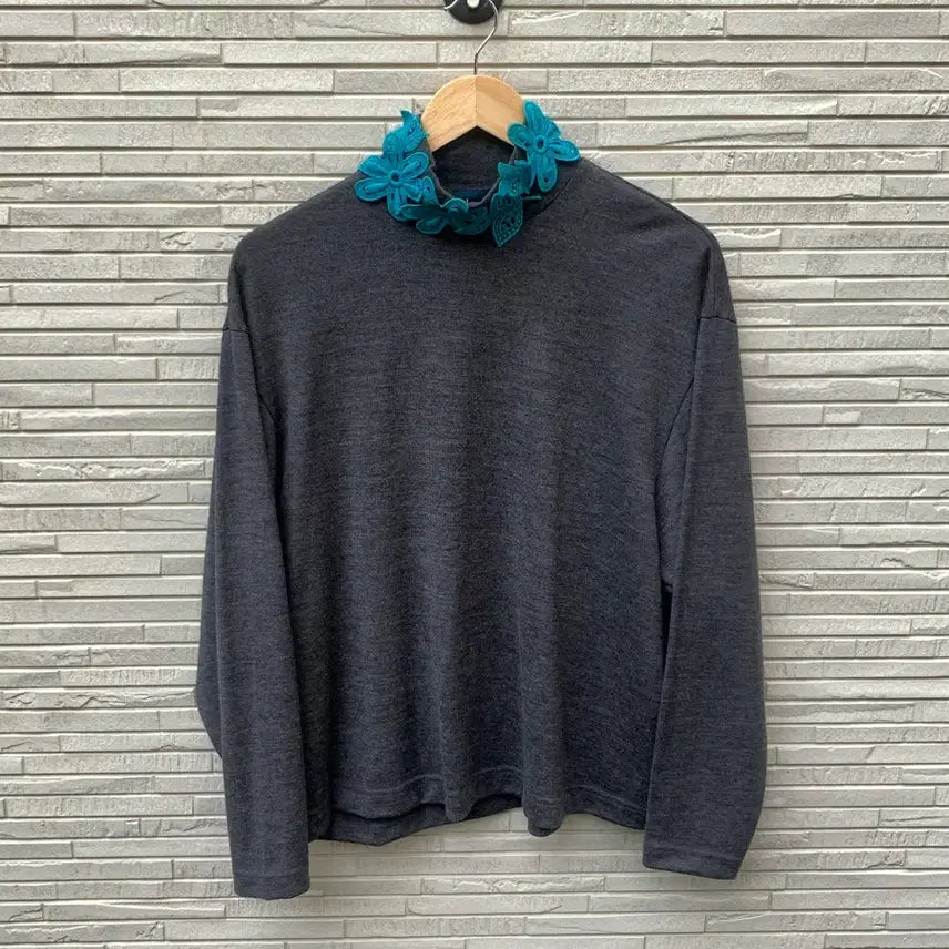 [BUNJANG] Kolor Flower Appliqué High-Neck Top / kolor 컬러 플라워 아플리케 하이넥 탑