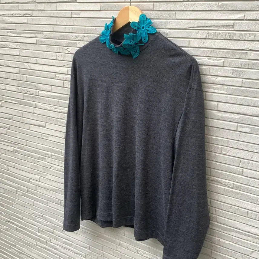 [BUNJANG] Kolor Flower Appliqué High-Neck Top / kolor 컬러 플라워 아플리케 하이넥 탑