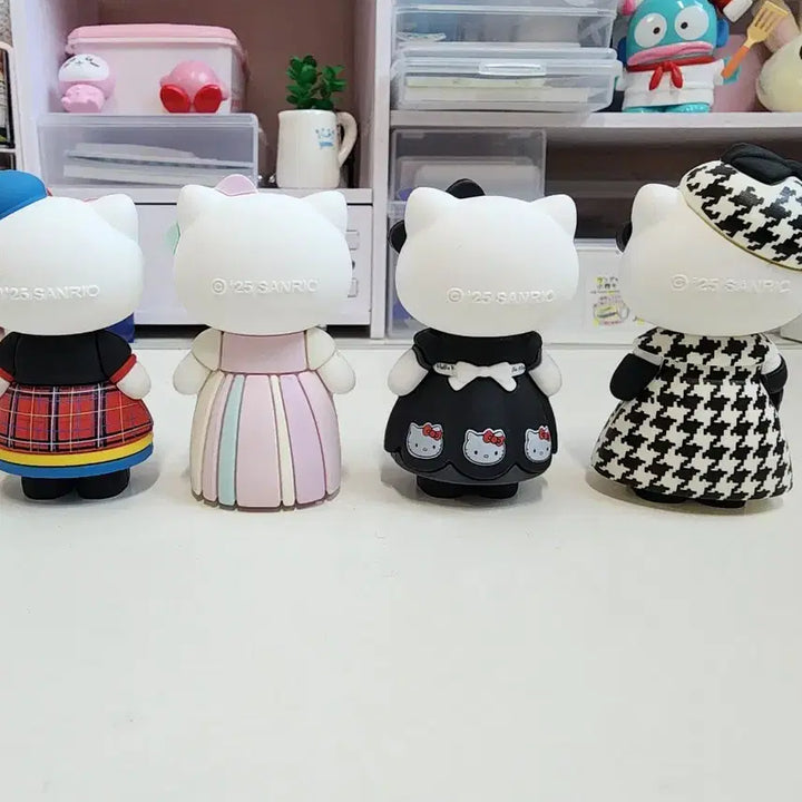 [BUNJANG] Hello Kitty 50th Anniversary Closet Figure Set (4 Types) / (새상품)헬로키티 50주년 클로젯 피규어 4종일괄