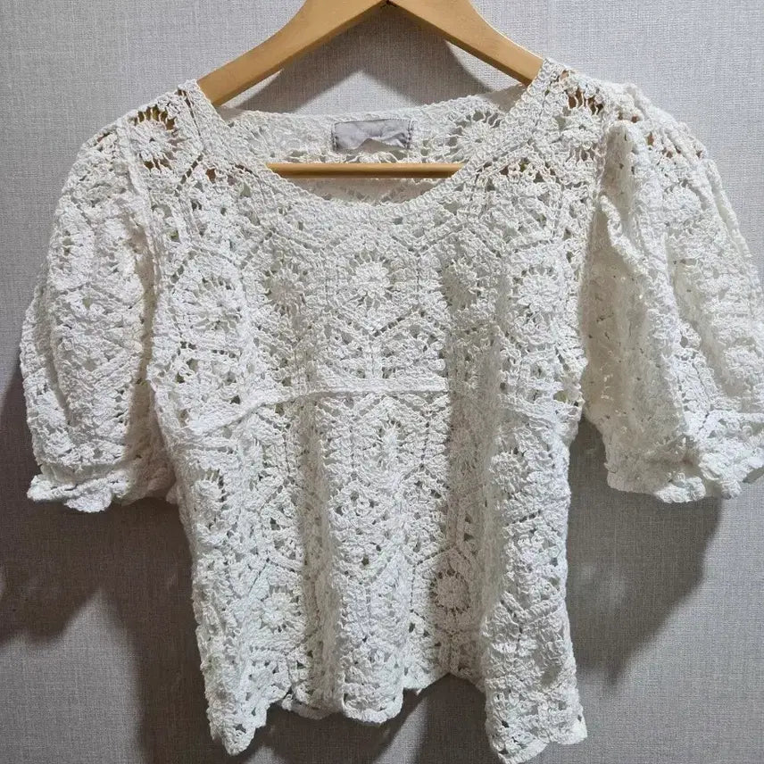 [BUNJANG] Crochet Knit Short Sleeve Blouse - White (One Size Fits Up To 66) / 크로셰 니트 반팔 블라우스 화이트 새상품 프리 (66까지 추천)