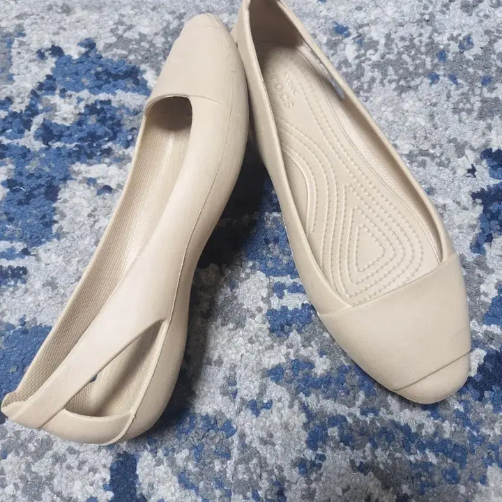 [SOLD OUT] 크록스 시에나 플랫 베이지. 신형. W8 .250