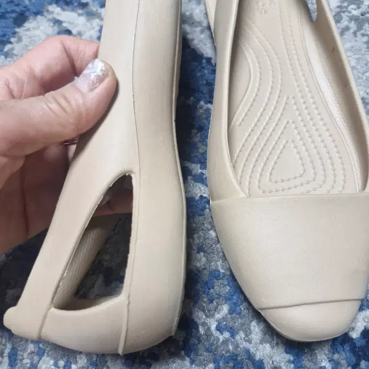 [SOLD OUT] 크록스 시에나 플랫 베이지. 신형. W8 .250