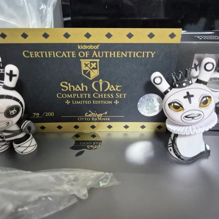 [BUNJANG] Kidrobot Dunny Chess Series King &amp; Knight Limited Edition / 키드로봇 더니 체스 시리즈 + 한정판 인증서