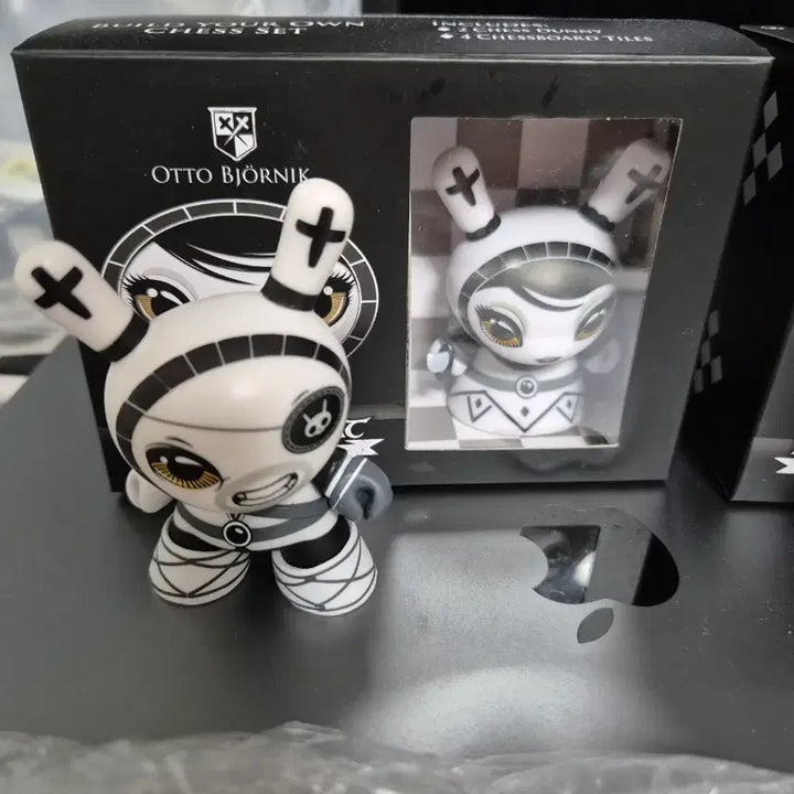 [BUNJANG] Kidrobot Dunny Chess Series King &amp; Knight Limited Edition / 키드로봇 더니 체스 시리즈 + 한정판 인증서