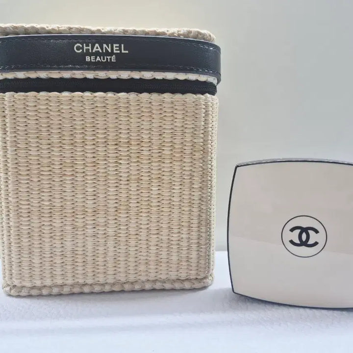 [BUNJANG] Chanel Summer Essentials Set - Rattan Pouch &amp; Lumière Hiver Highlighter / [한정판] 샤넬 썸머 에센셜 세트 라탄 파우치 하이라이터 뤼미에르 레베쥬