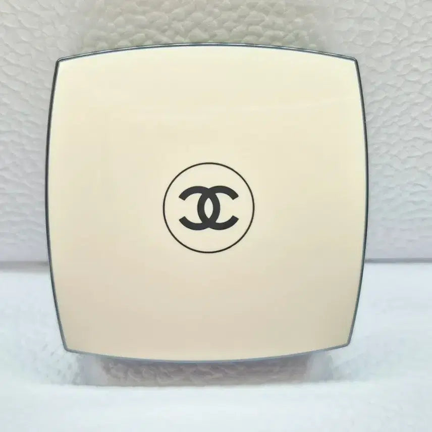 [BUNJANG] Chanel Summer Essentials Set - Rattan Pouch &amp; Lumière Hiver Highlighter / [한정판] 샤넬 썸머 에센셜 세트 라탄 파우치 하이라이터 뤼미에르 레베쥬