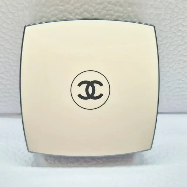 [BUNJANG] Chanel Summer Essentials Set - Rattan Pouch &amp; Lumière Hiver Highlighter / [한정판] 샤넬 썸머 에센셜 세트 라탄 파우치 하이라이터 뤼미에르 레베쥬