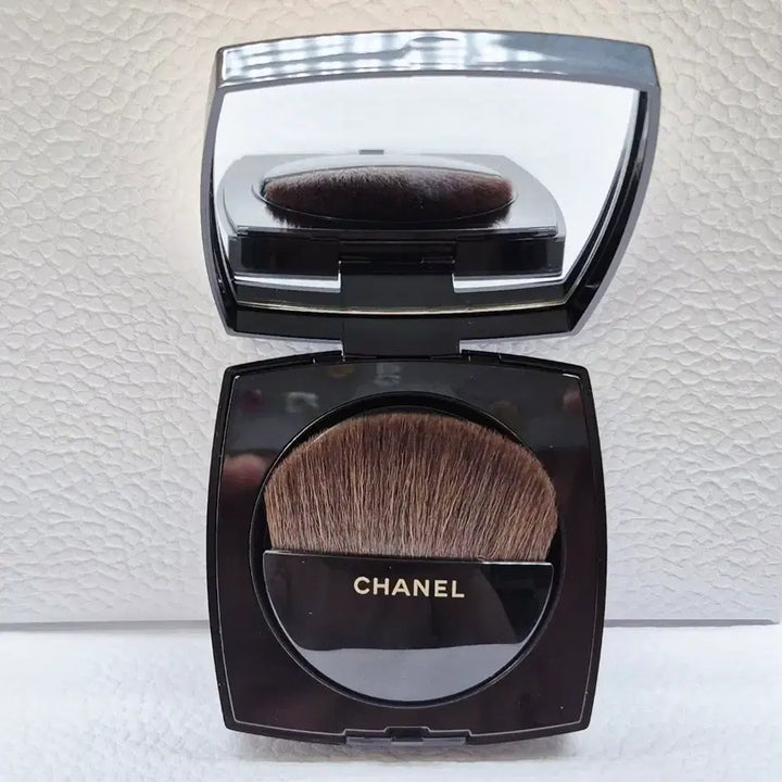 [BUNJANG] Chanel Summer Essentials Set - Rattan Pouch &amp; Lumière Hiver Highlighter / [한정판] 샤넬 썸머 에센셜 세트 라탄 파우치 하이라이터 뤼미에르 레베쥬