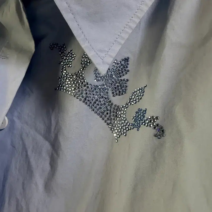 [BUNJANG] Lucky Chouette Blue Shirt with Bead Embellishment and Asymmetrical Hem - One Size / 럭키슈에뜨 파란색 셔츠 남방 비즈 포인트 언발란스 프리 사이즈