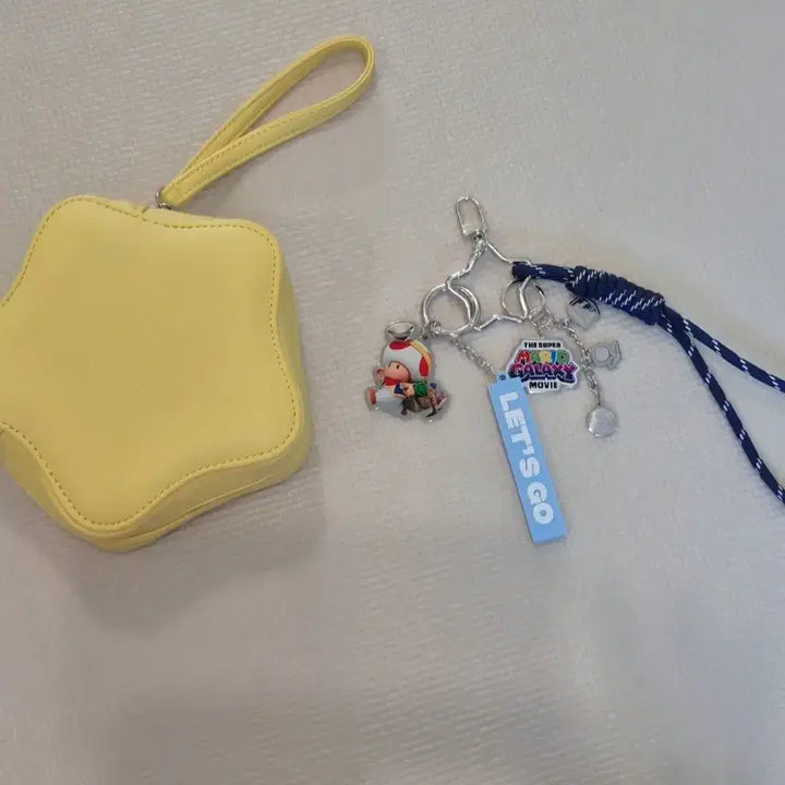 [BUNJANG] AmorePacific x Super Mario Star Pouch with Keychain (Sealed) / 미개봉 새제품) 아모레X슈퍼마리오 별 모양 파우치 + 키링