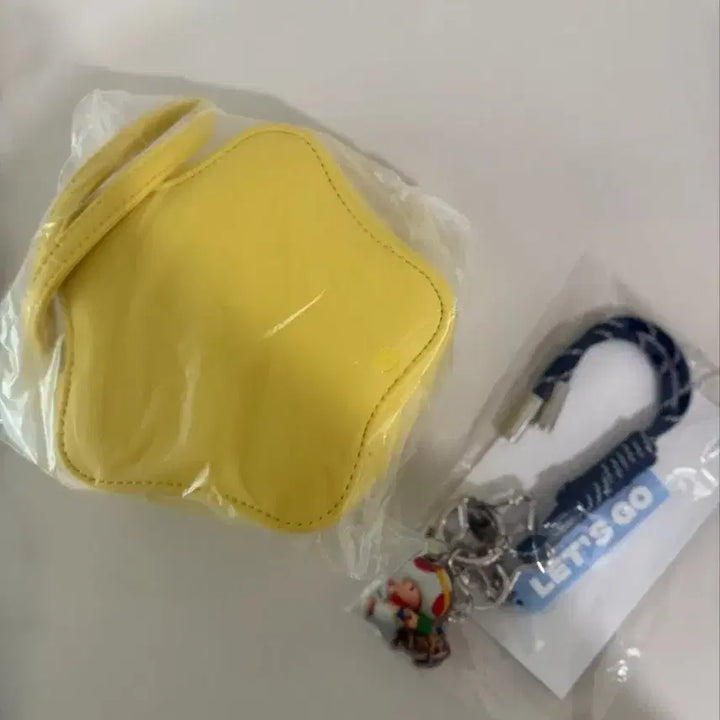 [BUNJANG] AmorePacific x Super Mario Star Pouch with Keychain (Sealed) / 미개봉 새제품) 아모레X슈퍼마리오 별 모양 파우치 + 키링