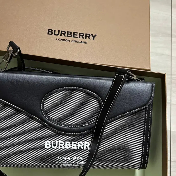 [BUNJANG] Burberry Horseferry Print Canvas Slim Pocket Bag / 버버리 호스페리 프린트 캔버스 슬림 포켓백