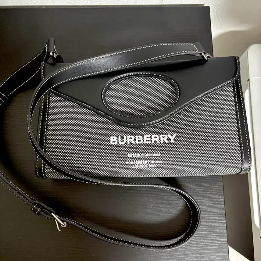[BUNJANG] Burberry Horseferry Print Canvas Slim Pocket Bag / 버버리 호스페리 프린트 캔버스 슬림 포켓백