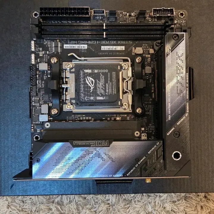 [BUNJANG] ASUS ROG STRIX X670E-I GAMING WIFI Motherboard / [판매] ASUS ROG STRIX X670E-I GAMING WIFI