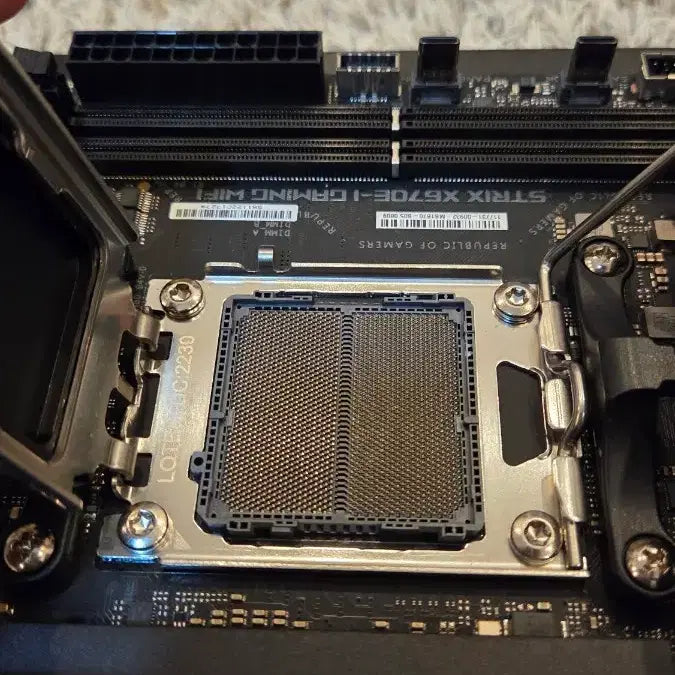 [BUNJANG] ASUS ROG STRIX X670E-I GAMING WIFI Motherboard / [판매] ASUS ROG STRIX X670E-I GAMING WIFI
