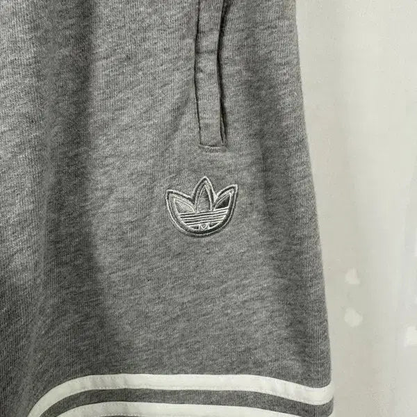 [BUNJANG] Adidas Mini Embroidered Logo Banded Sweat Shorts / [M] ADIDAS 아디다스 미니자수로고 밴딩 스웻쇼츠