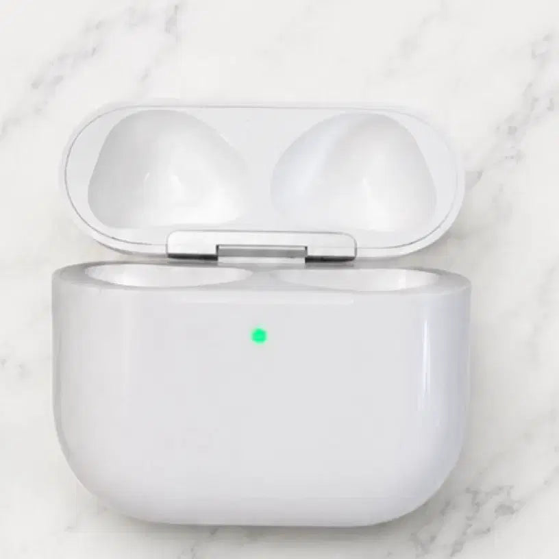 [BUNJANG] Apple AirPods 4th Gen (Noise Cancellation) - Excellent Condition / 에어팟 4세대 본체(노캔모델)(S급,성능하자X,청소해서드림,케이스무료증정