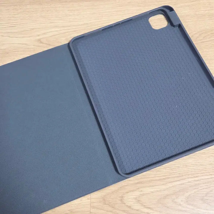 [BUNJANG] Composition iPad 11-inch Case + Momossi Bear Tablet Pouch Set / 컴포지션 아이패드 11인치 케이스 + 모모씨 베어 태블릿 파우치 11인치