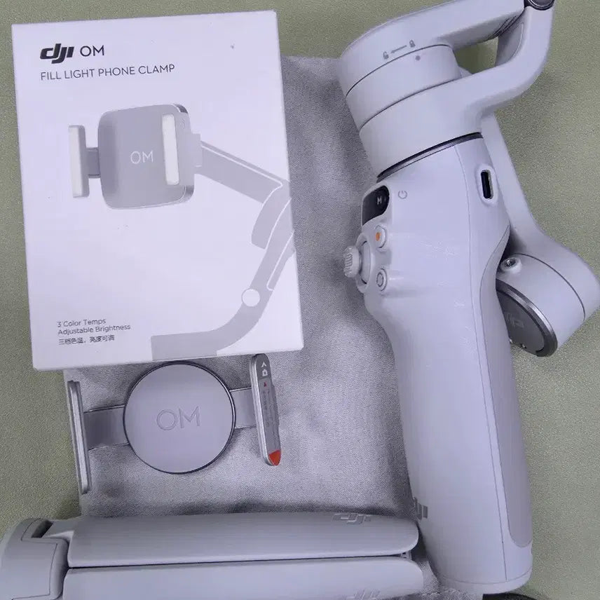 [BUNJANG] DJI OM 6 Smartphone Gimbal + Fill Light Phone Clamp (Sealed) / DJI 모바일 6 (스마트폰 짐벌) + Fill Light(미개봉)