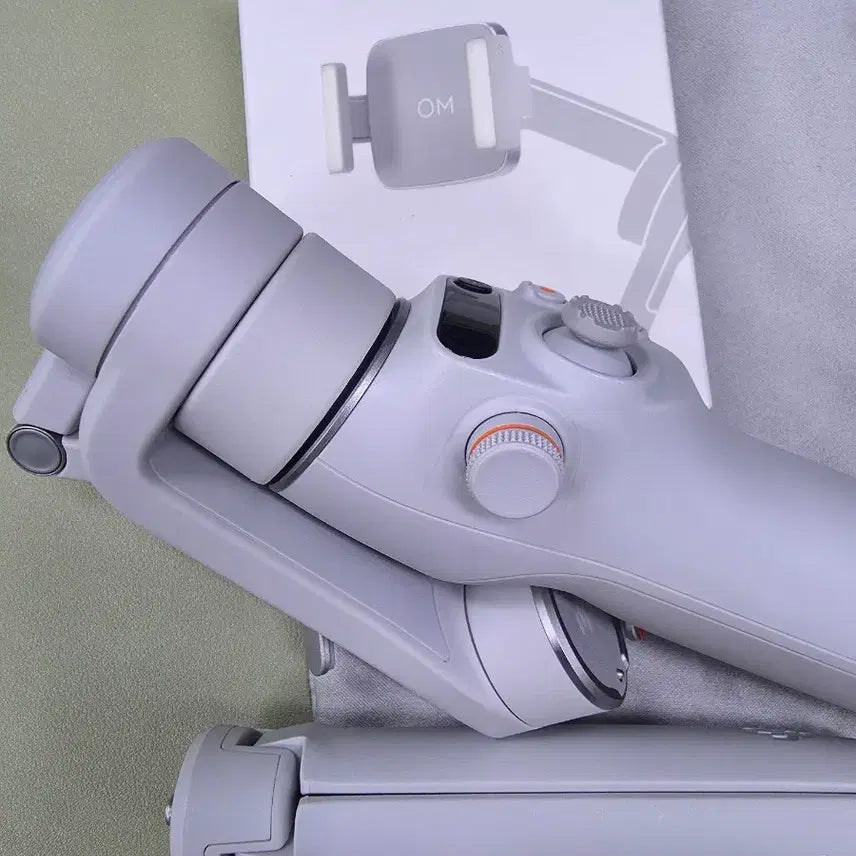 [BUNJANG] DJI OM 6 Smartphone Gimbal + Fill Light Phone Clamp (Sealed) / DJI 모바일 6 (스마트폰 짐벌) + Fill Light(미개봉)