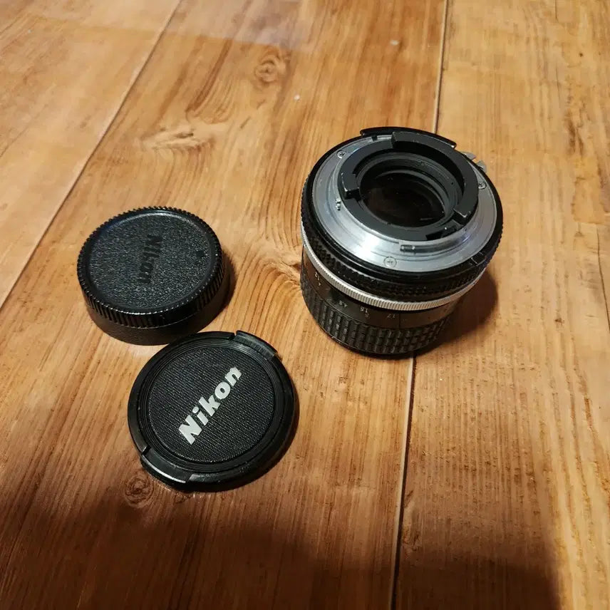 [BUNJANG] Nikon NIKKOR MF 85mm f/2 Manual Focus Lens with Lens Caps and Box / 니콘 NIKKOR mf85mm f/2 렌즈