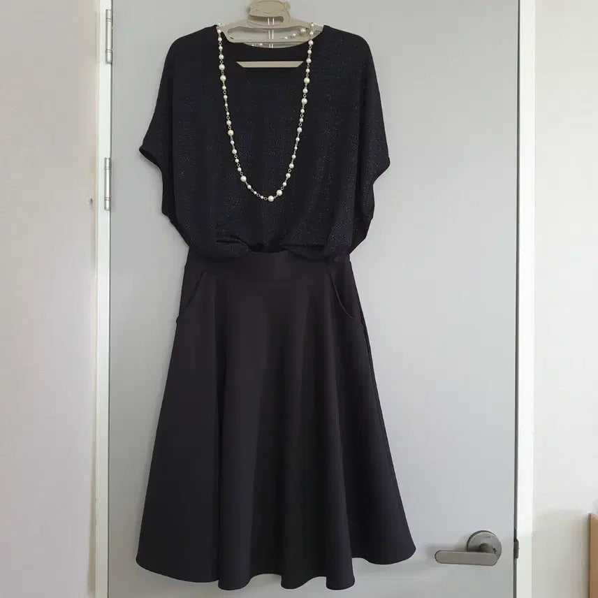 [BUNJANG] Black Pearl Chiffon Batwing Blouse &amp; Satin Flare Skirt Set / 블랙 펄 쉬폰 가오리핏 블라우스 티셔츠 &amp; 새틴 스타일 플레서 스커트