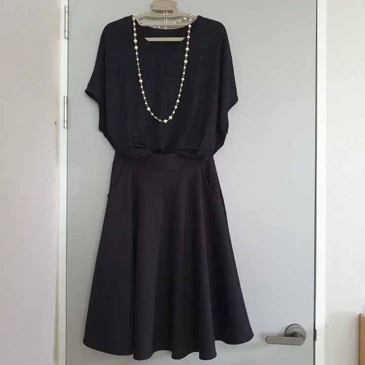 [BUNJANG] Black Pearl Chiffon Batwing Blouse &amp; Satin Flare Skirt Set / 블랙 펄 쉬폰 가오리핏 블라우스 티셔츠 &amp; 새틴 스타일 플레서 스커트